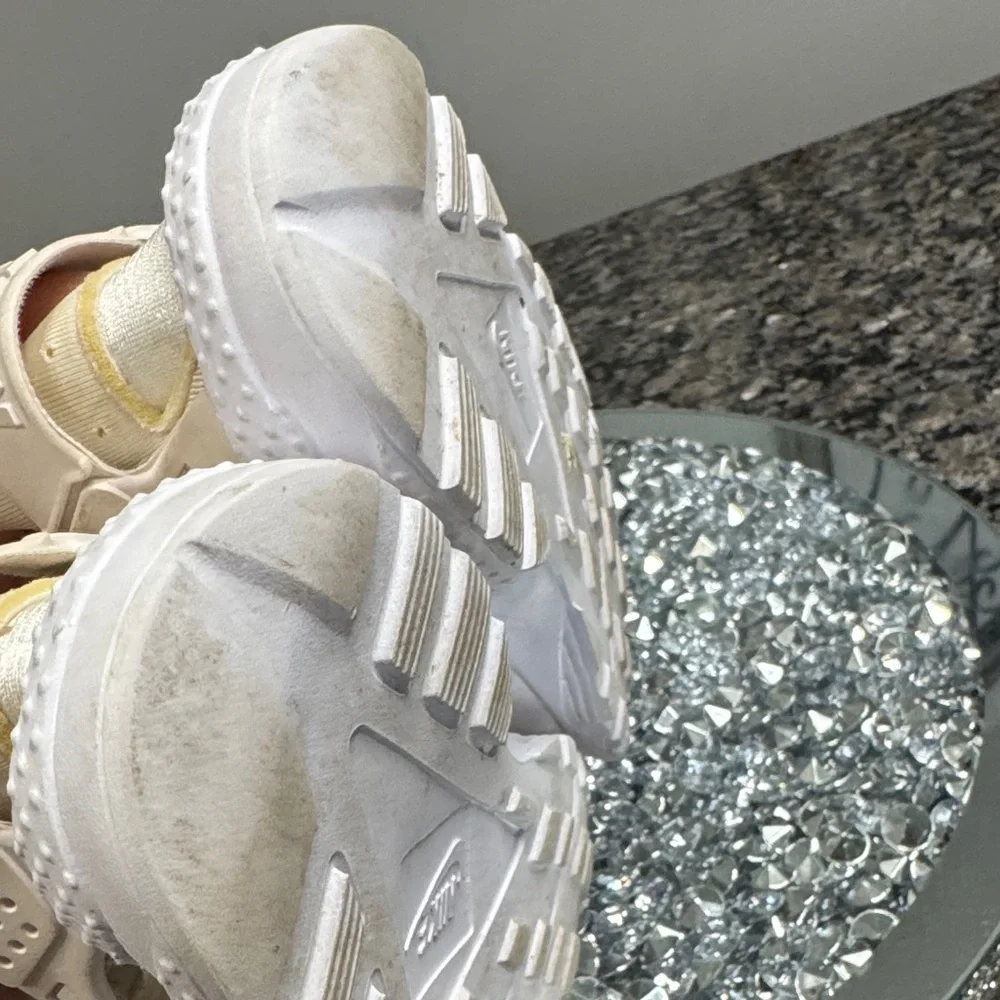 Nike huaraches Kids White and Tan Sneakers 10C
